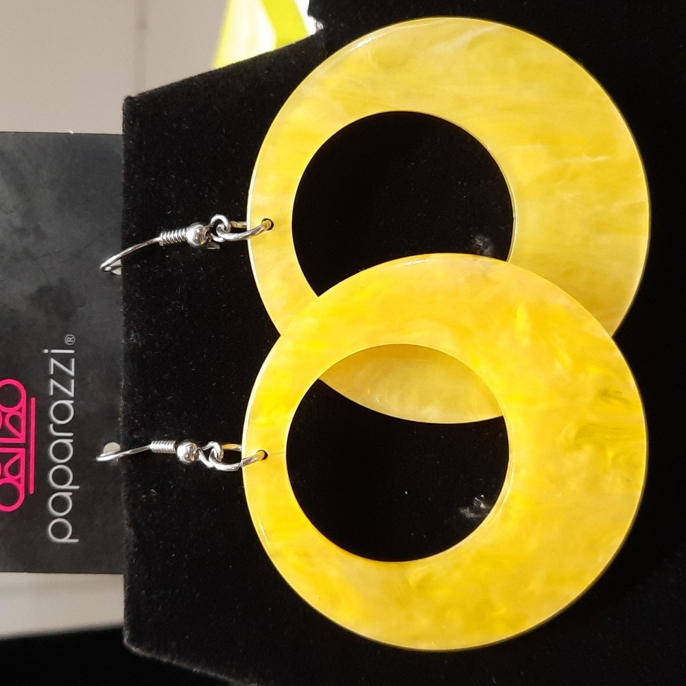 Hello sunshine earrings. Bundle and save 5 for 30 or 1 for 10 ❤️